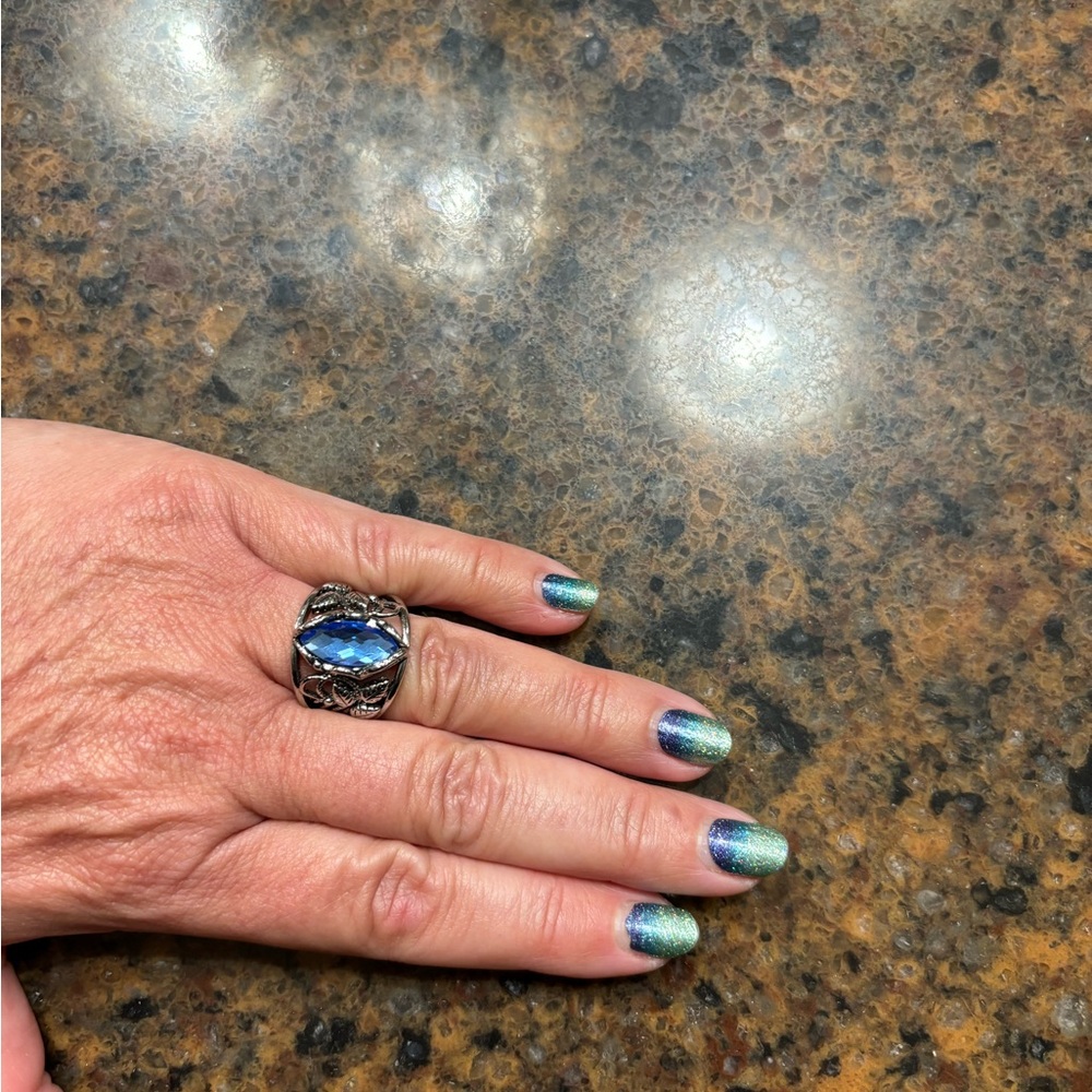 💥2/$24 or 3/$30💥 Antiqued silver ring with royal blue faceted stone. NWT. Sz 7 - Picture 6 of 7
